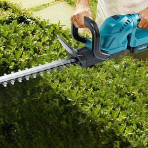 cleaning-hedge-trimmer-blades